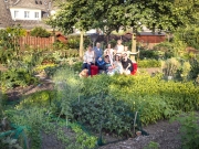 Garten13_Heimat_NRW_Das_rote_Sofa_von_Horst_Wackerbarth_im_Siedlungsgarten